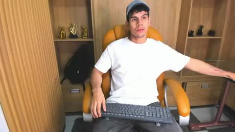 derek_voss online show from April 21, 11:50 am