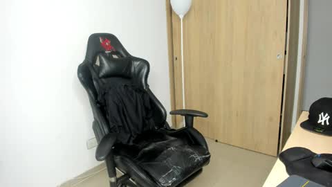 derekmuller11 online show from April 15, 12:58 am