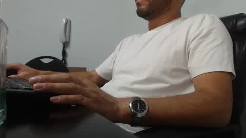 Snapshot of derrik_ chatting on December 6, 11:06 am     online show from December 6, 11:06 am