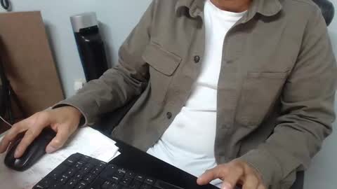 Snapshot of derrik_ chatting on January 3, 12:07 pm     online show from January 3, 12:07 pm