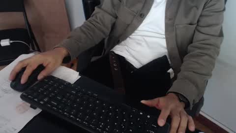 Snapshot of derrik_ chatting on January 3, 4:06 pm     online show from January 3, 4:06 pm