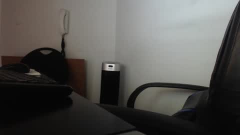 Snapshot of derrik_ chatting on December 7, 12:07 pm     online show from December 7, 12:07 pm
