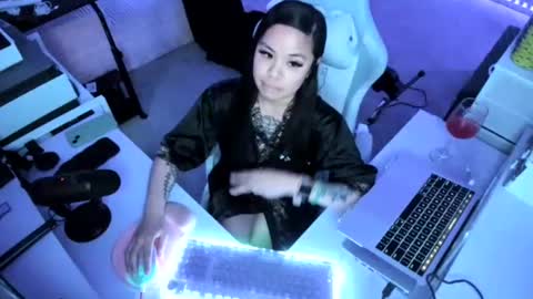 DOLLLFACE online show from April 25, 5:31 am