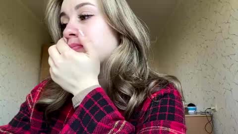 Mia online show from April 19, 8:04 am