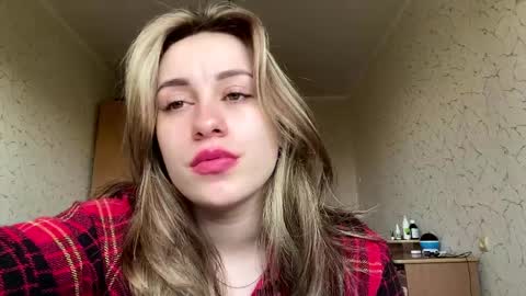 Mia online show from April 14, 8:28 am