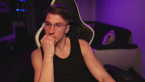 Dorian Reyes online show from November 7, 2:25 am