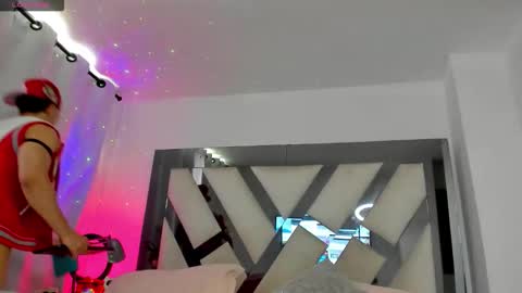 Douglas Safado online show from April 5, 1:30 pm