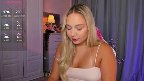 Snapshot of dreamaise chatting on October 4, 3:43 pm  Mary   pvt open    use pink and blue app lovense online show from October 4, 3:43 pm