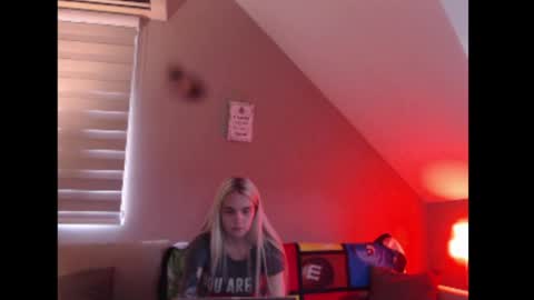 A girl online show from June 4, 7:14 am