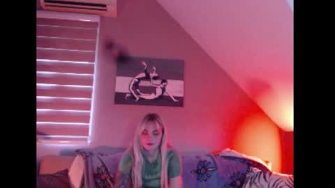 A girl online show from November 8, 8:28 am