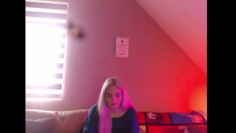 A girl online show from April 3, 7:26 am