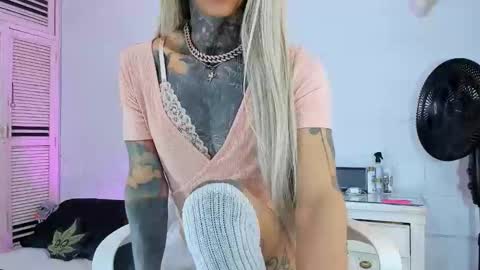 drippyorlove online show from April 1, 8:39 pm