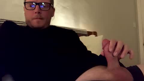Snapshot of dustborn chatting on December 12, 6:36 am DUSTBORN online show from December 12, 6:36 am