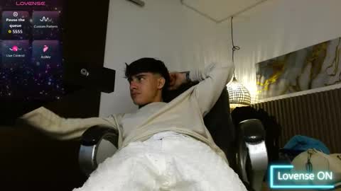 dyla_n18_ online show from January 16, 8:29 pm