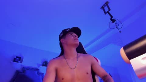 dylanroyce_ online show from June 2, 6:21 pm