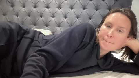 Nadia Ferreira  online show from October 4, 6:49 pm