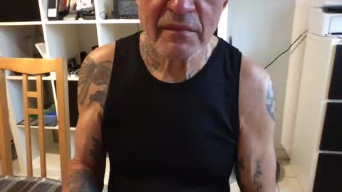 Snapshot of eddelmar chatting on December 7, 11:01 am eddelmar online show from December 7, 11:01 am