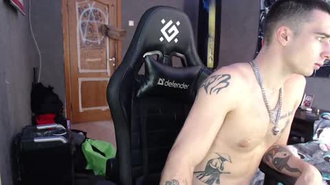 Snapshot of eduard_loveee chatting on October 1, 9:08 am Eduar online show from October 1, 9:08 am