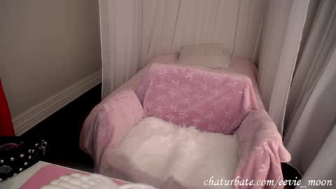 eevie online show from February 2, 5:48 am