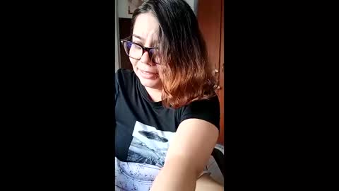 eimy_saenzz online show from April 18, 9:26 pm