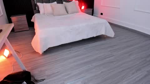 Eiryn Raven online show from April 15, 11:35 am