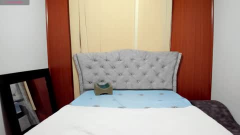 eitati_meghan_ online show from October 18, 6:01 pm