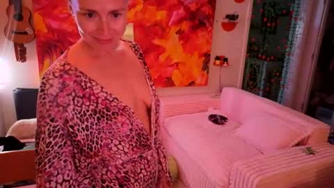 ejrabloom online show from March 27, 4:40 am