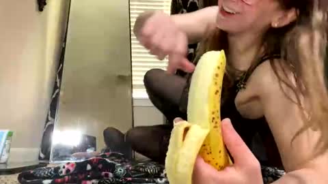 Elenore Hoesevelt online show from September 11, 4:52 pm