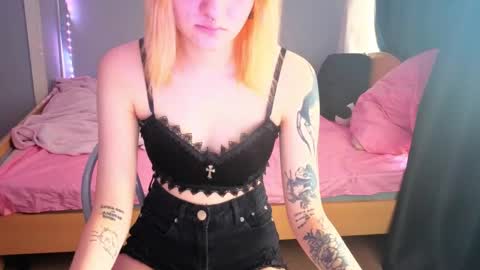 elieiza_xo online show from May 7, 9:38 am