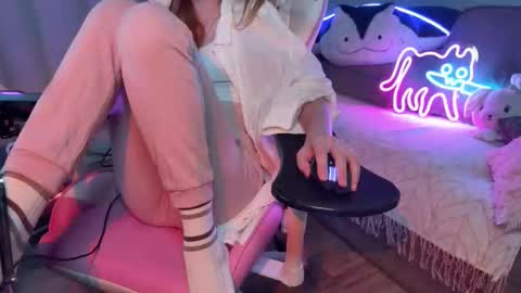 Elisa North online show from September 22, 1:37 pm