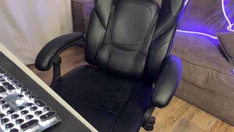 Elisa North online show from February 11, 2:02 pm