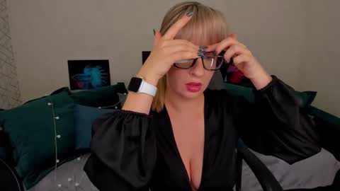 Snapshot of elisabethmills chatting on February 6, 2:37 pm Elisabeth online show from February 6, 2:37 pm