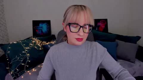 Snapshot of elisabethmills chatting on February 14, 9:10 pm Elisabeth online show from February 14, 9:10 pm