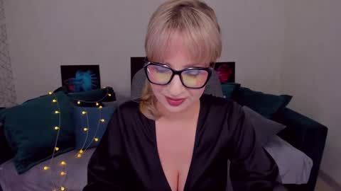 Snapshot of elisabethmills chatting on February 7, 7:17 pm Elisabeth online show from February 7, 7:17 pm