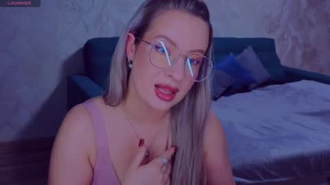 Snapshot of elisabethmills chatting on October 23, 9:59 pm Elisabeth online show from October 23, 9:59 pm