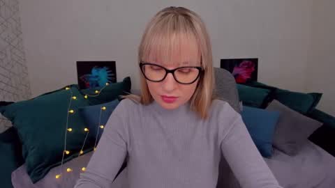 Snapshot of elisabethmills chatting on February 2, 11:40 am Elisabeth online show from February 2, 11:40 am