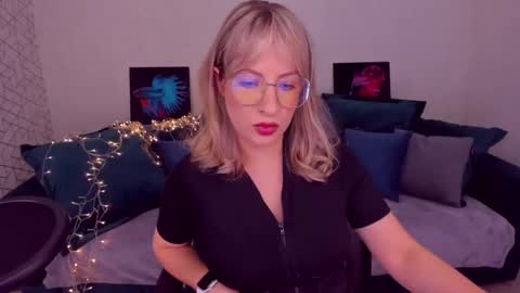 Snapshot of elisabethmills chatting on February 17, 8:38 pm Elisabeth online show from February 17, 8:38 pm