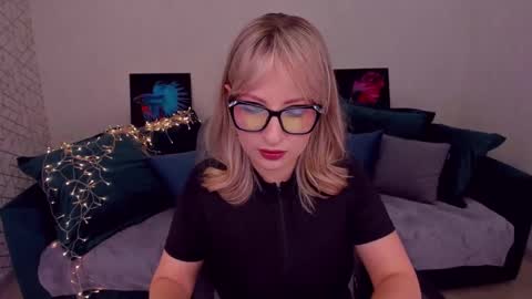 Snapshot of elisabethmills chatting on February 18, 2:27 pm Elisabeth online show from February 18, 2:27 pm