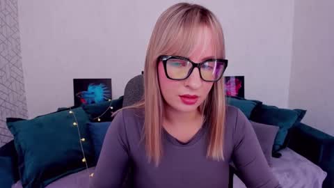 Snapshot of elisabethmills chatting on February 9, 12:08 pm Elisabeth online show from February 9, 12:08 pm