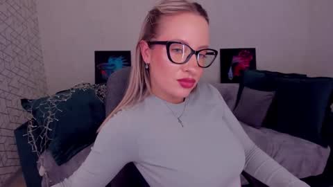 Snapshot of elisabethmills chatting on March 3, 8:00 pm Elisabeth online show from March 3, 8:00 pm