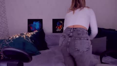 Snapshot of elisabethmills chatting on February 23, 2:25 pm Elisabeth online show from February 23, 2:25 pm