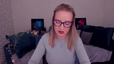 Snapshot of elisabethmills chatting on March 3, 4:47 pm Elisabeth online show from March 3, 4:47 pm