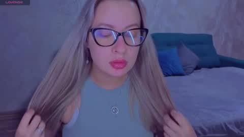 Snapshot of elisabethmills chatting on October 13, 12:01 am Elisabeth online show from October 13, 12:01 am