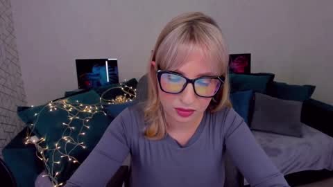 Snapshot of elisabethmills chatting on February 10, 7:49 pm Elisabeth online show from February 10, 7:49 pm