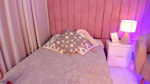 elizabeth_roche online show from June 19, 12:11 pm