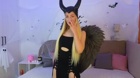 Ella online show from October 31, 2:23 am