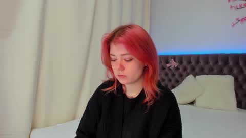 Ella Mayers online show from October 26, 1:23 pm