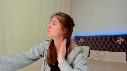 Ella Mayers online show from March 8, 9:18 pm