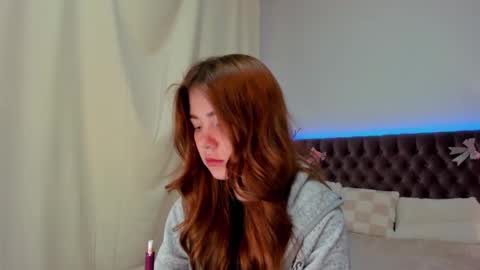 Ella Mayers online show from February 25, 9:26 pm