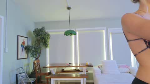 ellalowe online show from April 22, 7:32 pm